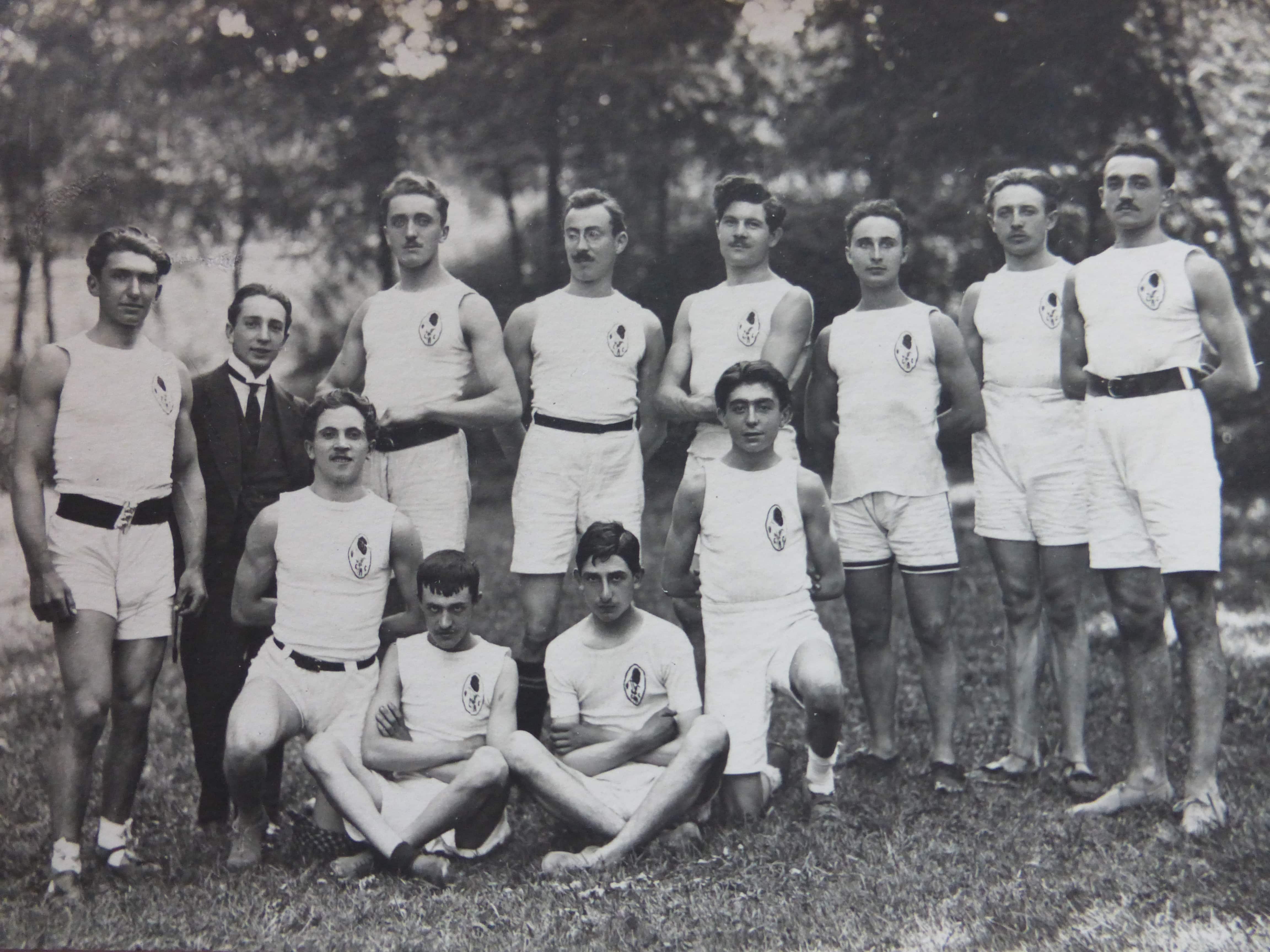 1920-pionniers-club-athletique-du-coquelicot-debout-a-droite-marcel-racodon-fondateur-accroupis-a-droite-pierre-louis