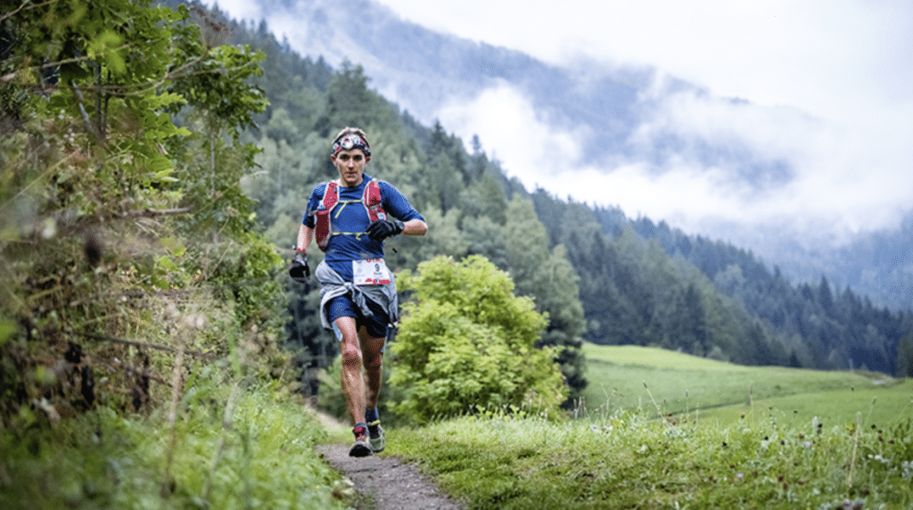 xavier thevenard qui court dans un chemin.