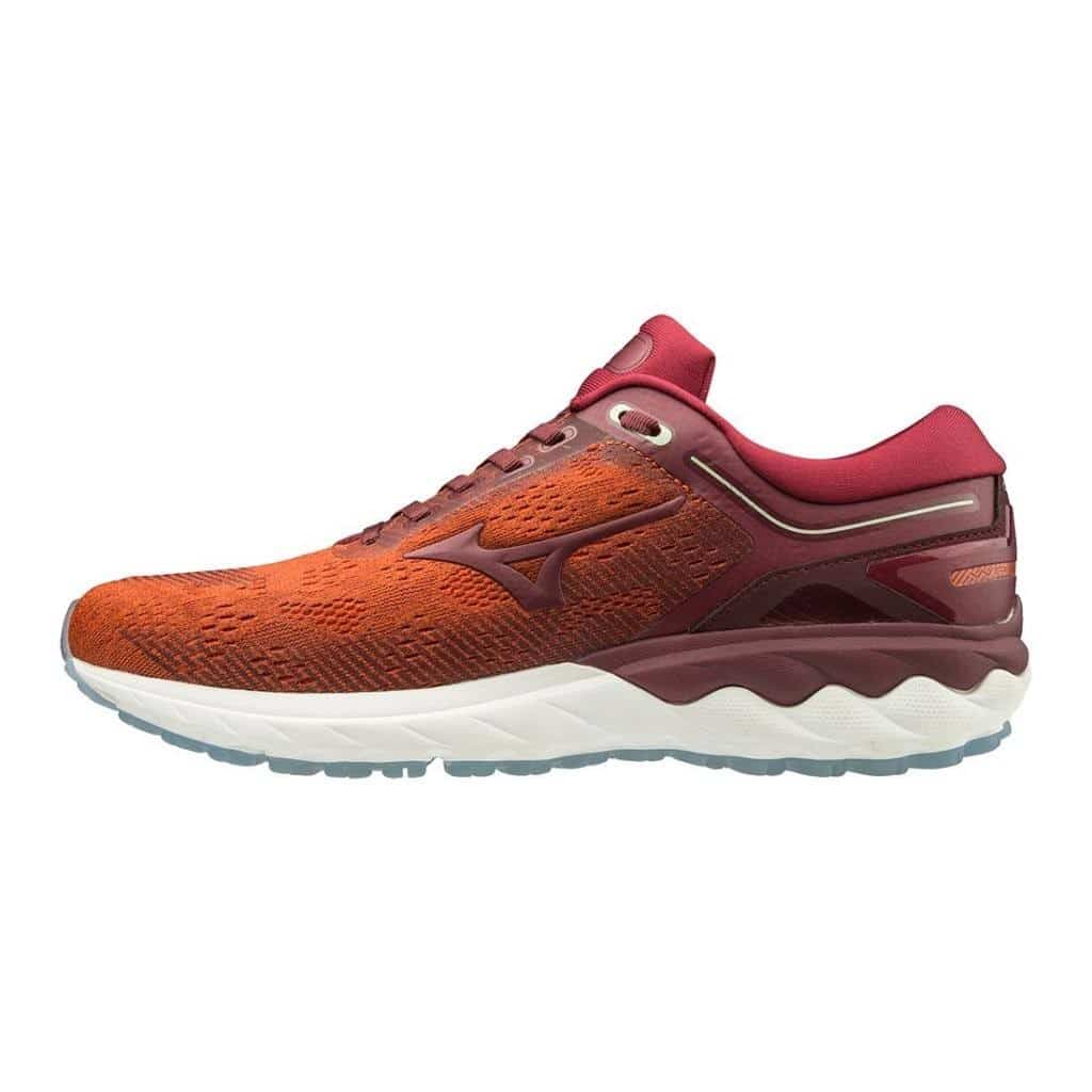 Chaussure Mizuno Wave Skyrise de profil, colori rouge, version homme.