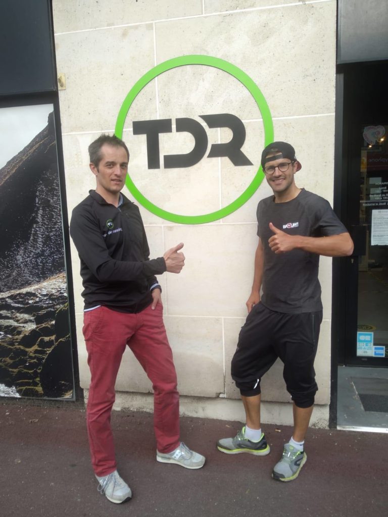 Deux hommes devant un magasin running