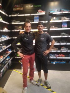 Deux hommes dans un magasin de sport