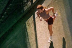 Une montre un coureur