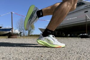 Chaussure HOKA Mach 7 vue latérale - running route légère et dynamique