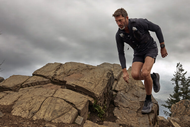 Coureur équipé d'une montre GPS et de chaussures de running lors d'un entraînement en extérieur pour la Fête des Pères
